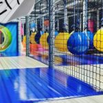 Czym są sale zabaw z obudowanymi urządzeniami