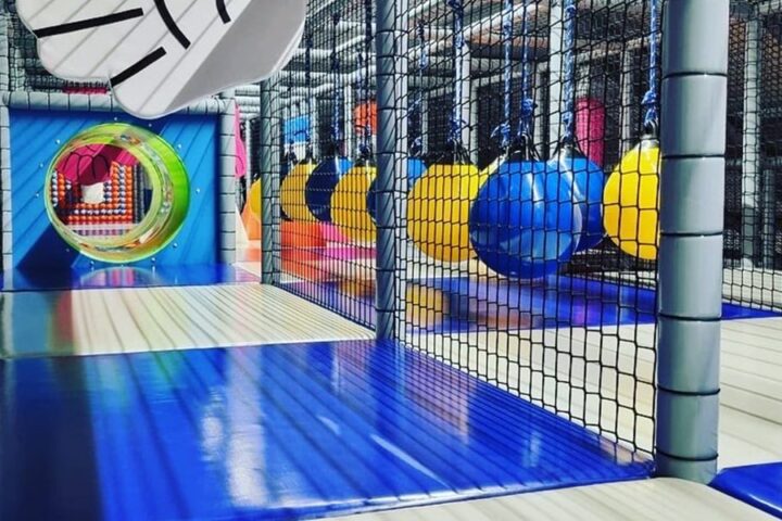 Czym są sale zabaw z obudowanymi urządzeniami