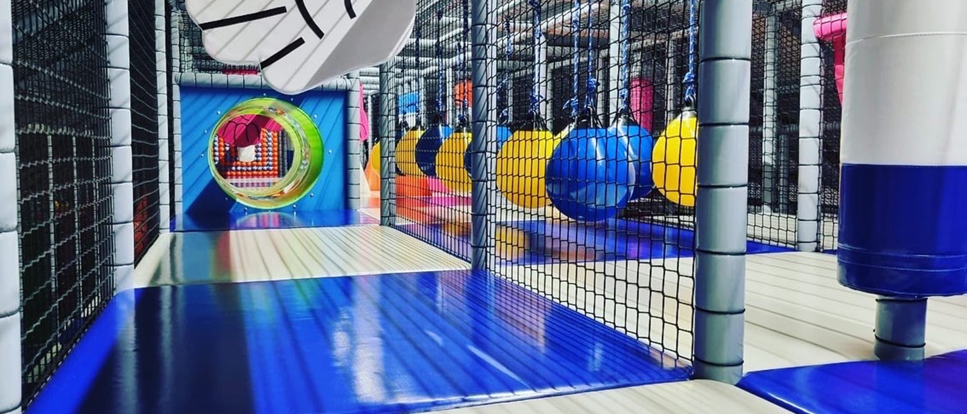 Czym są sale zabaw z obudowanymi urządzeniami